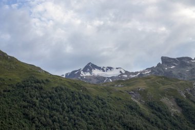 yüksek dağlar üzerinde bulutlu gökyüzü