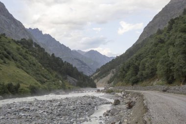 Kaba dağ gorge nehre