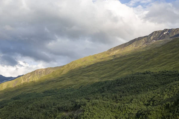 yüksek dağlar üzerinde bulutlu gökyüzü