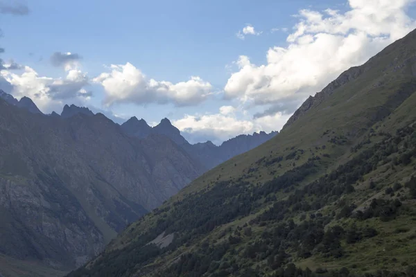 yüksek dağlar üzerinde bulutlu gökyüzü