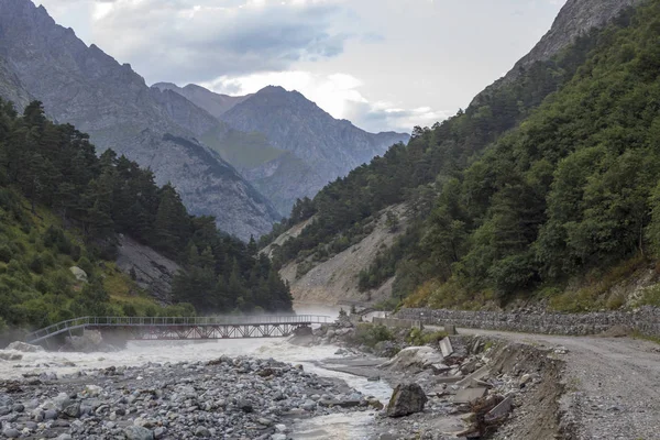 Kaba dağ gorge nehre