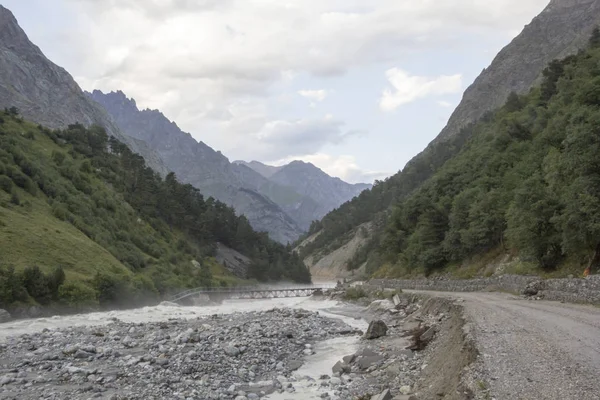 Kaba dağ gorge nehre