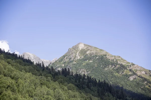 Vacker utsikt över bergstopparna i pittoreska gorge — Stockfoto