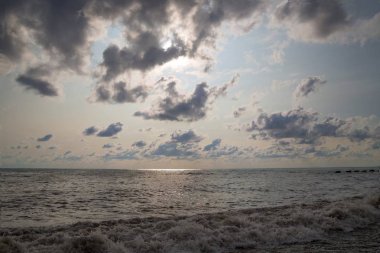 Deniz günbatımında sörf