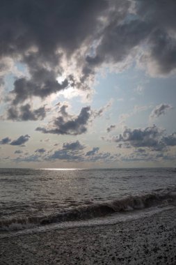 Deniz günbatımında sörf