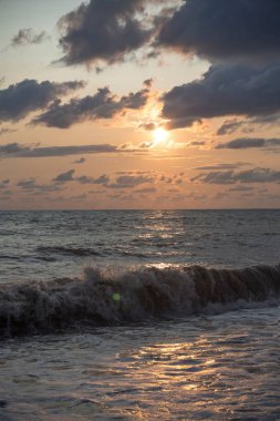 Deniz günbatımında sörf