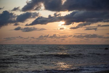 Deniz günbatımında sörf