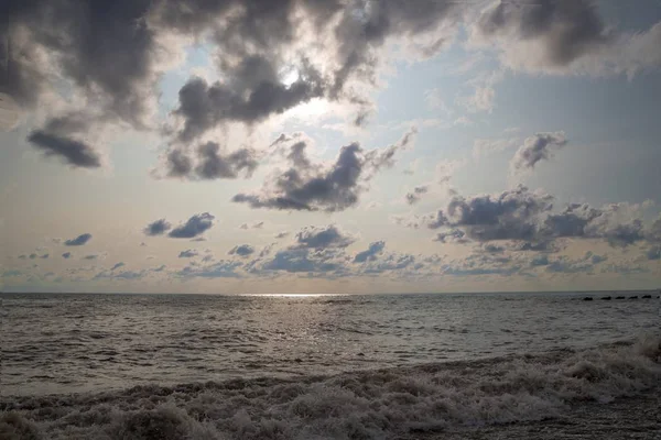 Deniz günbatımında sörf