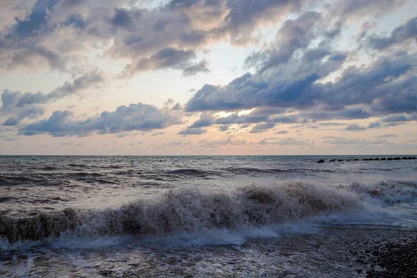 Deniz günbatımında sörf