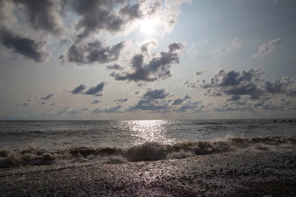 Deniz günbatımında sörf