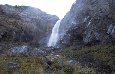 Güzel dağ vadide düşüyor