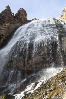 Güzel dağ vadide düşüyor