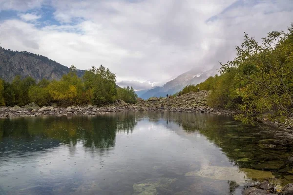 Güzel dağ göle pitoresk gorge