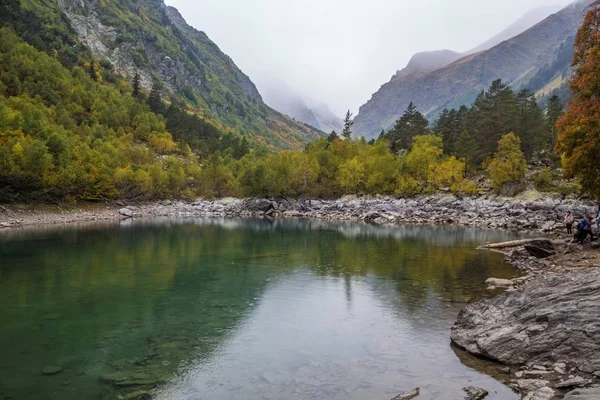 Güzel dağ göle pitoresk gorge