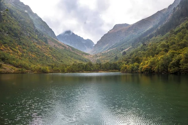 Der wunderschöne Bergsee in der malerischen Schlucht — Stockfoto