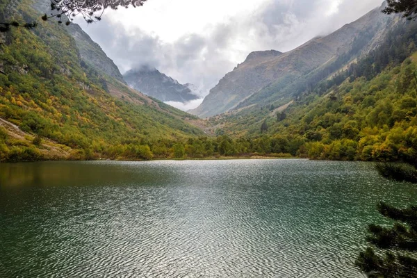 Der wunderschöne Bergsee in der malerischen Schlucht — Stockfoto