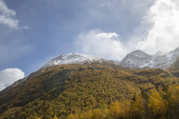 Berg i moln — Stockfoto