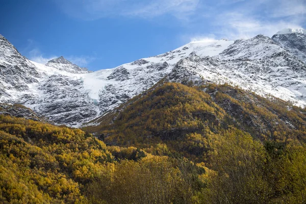 Berg i moln — Stockfoto