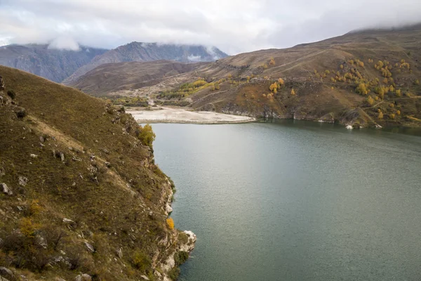 Il bellissimo lago di montagna nella pittoresca gola — Foto Stock