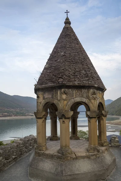 Pittoresco campanile contro il lago — Foto Stock