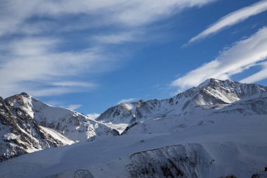 Kış manzarası. Güzel dağlarda kar, beyaz bulutlar pitoresk gorge üzerinde mavi gökyüzünde. Kuzey Kafkasya Priprda