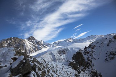 Kış manzarası. Güzel dağlarda kar, beyaz bulutlar pitoresk gorge üzerinde mavi gökyüzünde. Kuzey Kafkasya Priprda