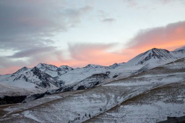 Kuzey Kafkasya doğası bulutlu gökyüzü, günbatımı, kar dağlar, güzel üzerinde kış düşüş Renkler