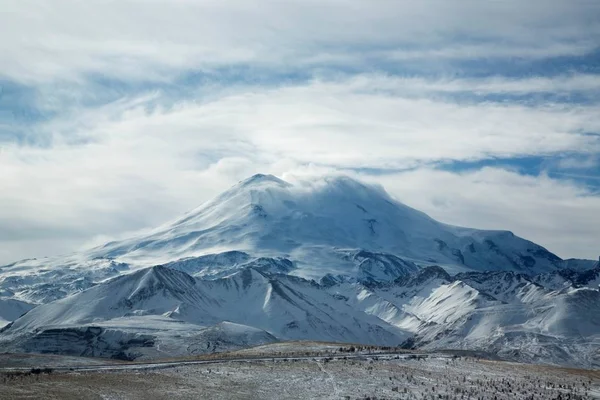 Güzel manzarasına yüksek Elbruz Dağı, kar başında, kış manzara, doğa ve Kuzey Kafkasya manzaraları