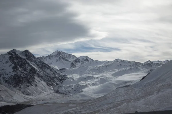 Paisaje Invernal Hermosas Montañas Nieve Nubes Blancas Cielo Azul Sobre — Foto de Stock