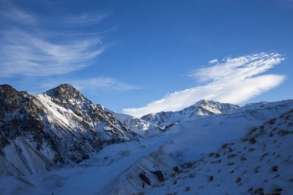 冬季景观 美丽的高山在雪中 白云在蔚蓝的天空中风景如画的峡谷 北高加索的 Priprda — 图库照片