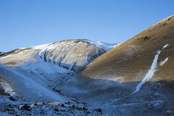 Kış manzarası. Güzel dağlarda kar, beyaz bulutlar pitoresk gorge üzerinde mavi gökyüzünde. Kuzey Kafkasya Priprda