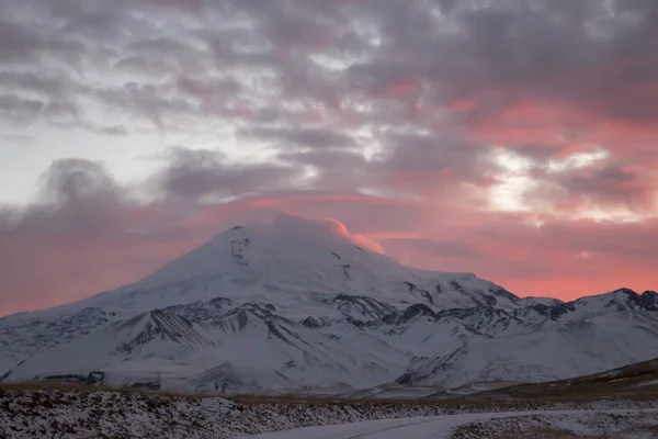 Kuzey Kafkasya Doğası Bulutlu Gökyüzü Günbatımı Kar Dağlar Güzel Üzerinde — Stok fotoğraf