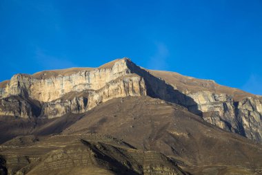 Dağ manzarası. Dağ gorge, güneşli hava, akşam, günbatımı güzel kayalarda. Kuzey Kavaz'ın doğa