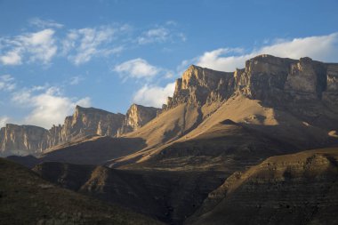 Dağ manzarası. Dağ gorge, güneşli hava, akşam, günbatımı güzel kayalarda. Kuzey Kavaz'ın doğa