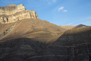 Dağ manzarası. Dağ gorge, güneşli hava, akşam, günbatımı güzel kayalarda. Kuzey Kavaz'ın doğa
