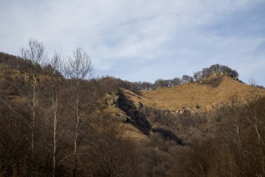 Dağ manzarası. Dağ gorge, güneşli hava, akşam, günbatımı güzel kayalarda. Kuzey Kavaz'ın doğa