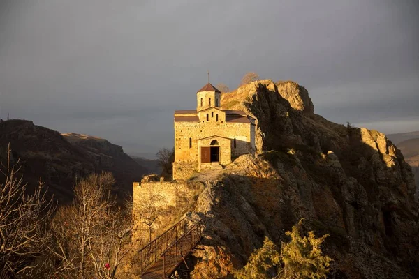 Όμορφη Θέα Από Χριστιανικό Ναό Στα Βουνά Του Βόρειου Καυκάσου — Φωτογραφία Αρχείου