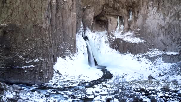 Piękny Zakochuje Się Lód Zimowy Krajobraz Potężne Wody Przepływu Między — Wideo stockowe