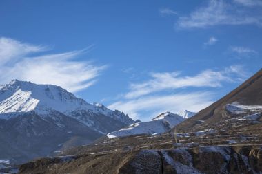 Dağ manzarası. Pitoresk gorge, kış, beyaz bulutlar mavi gökyüzünde yüksek kayalarda. Vahşi doğa Kuzey Kafkasya