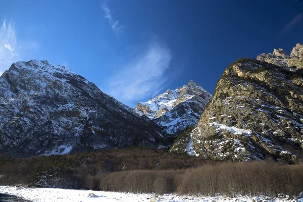 Paisagem Montesa Rochas Altas Desfiladeiro Pitoresco Inverno Nuvens Brancas Céu — Fotografia de Stock