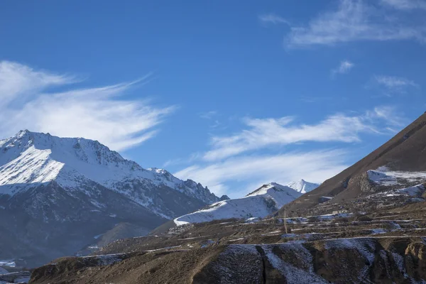 Dağ manzarası. Pitoresk gorge, kış, beyaz bulutlar mavi gökyüzünde yüksek kayalarda. Vahşi doğa Kuzey Kafkasya