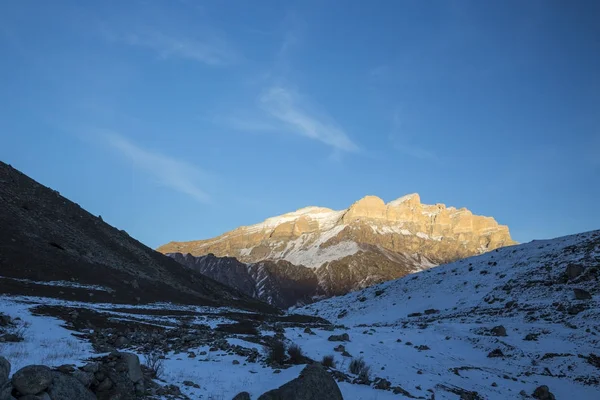 山风景 高高的岩石在风景如画的峡谷 白云在蓝天白云 北高加索的狂放的自然 — 图库照片