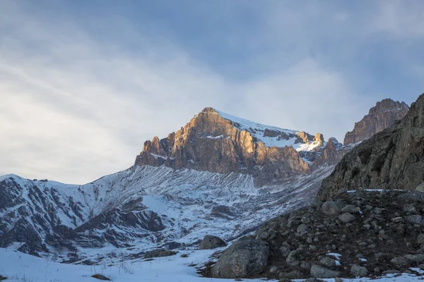 Berglandschaft Hohe Felsen Der Malerischen Schlucht Winter Weiße Wolken Blauen — Stockfoto