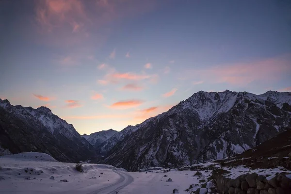 Paisaje Nocturno Nubes Anaranjadas Cielo Sobre Las Laderas Nieve Naturaleza — Foto de Stock