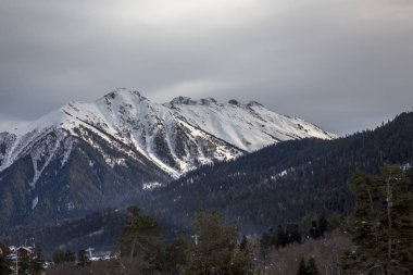 Kış dağlar, kar yamaçları ve başında, pitoresk gorge güzel bir görünüm. Vahşi doğa Kuzey Kafkasya