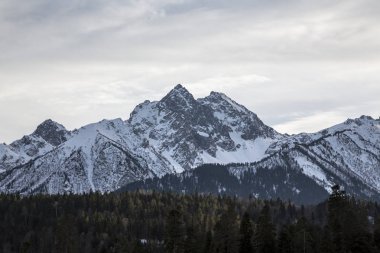 Kış dağlar, kar yamaçları ve başında, pitoresk gorge güzel bir görünüm. Vahşi doğa Kuzey Kafkasya