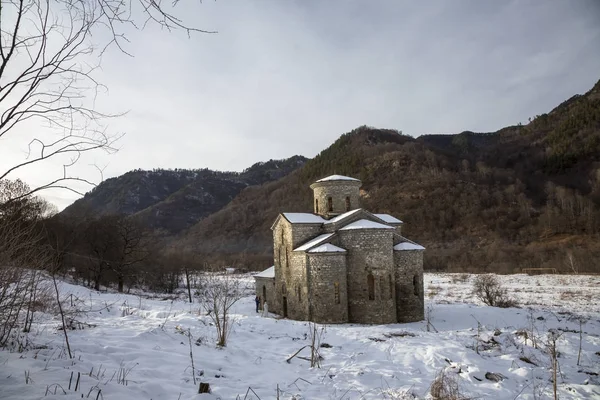 Kış dağlar, kar yamaçları ve başında, pitoresk gorge güzel bir görünüm. Vahşi doğa Kuzey Kafkasya