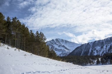 Kış dağlar, kar yamaçları ve başında, pitoresk gorge güzel bir görünüm. Vahşi doğa Kuzey Kafkasya