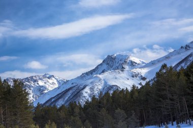 Kış dağlar, kar yamaçları ve başında, pitoresk gorge güzel bir görünüm. Vahşi doğa Kuzey Kafkasya