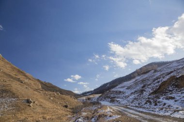 Dağ manzarası. Güzel bir yüksek kayalar, pitoresk gorge, Kuzey Kafkasya vahşi doğa manzarası